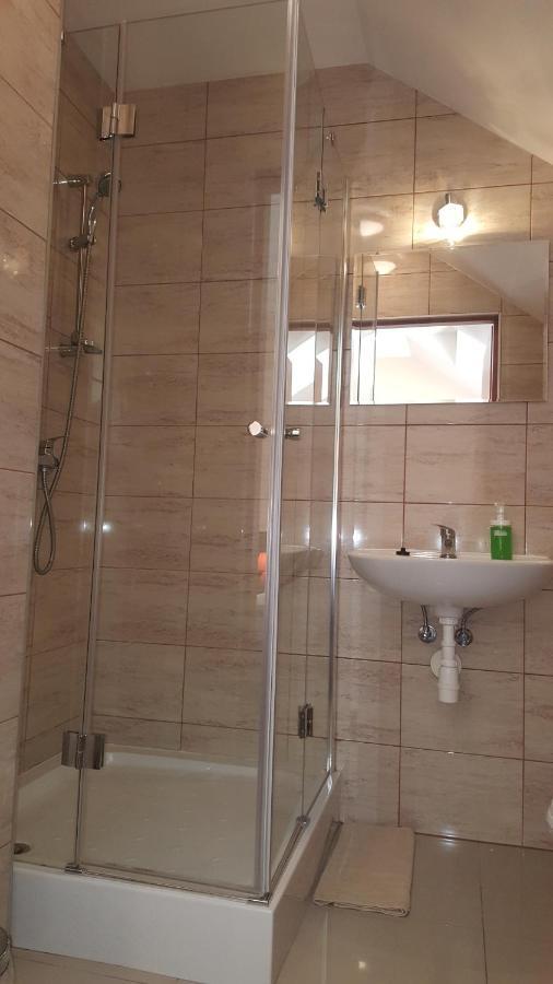 Hotelik Sj Лодз Екстериор снимка