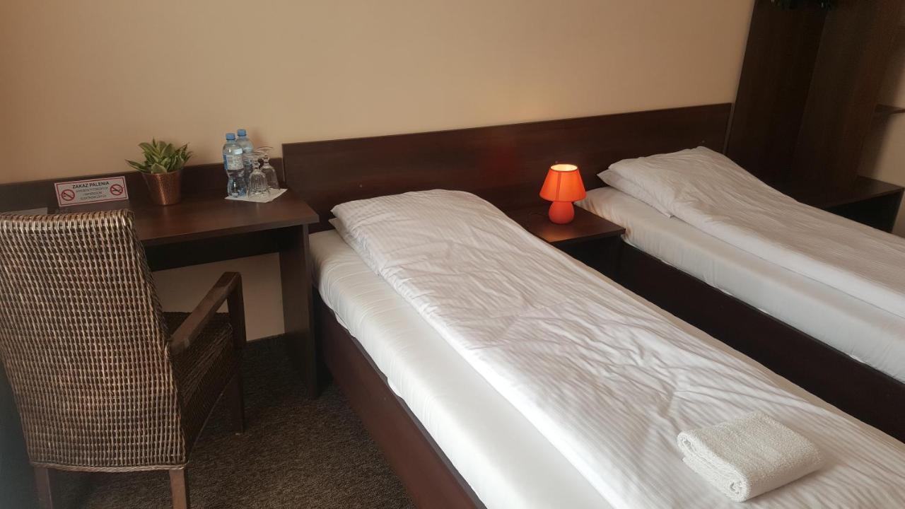 Hotelik Sj Лодз Екстериор снимка
