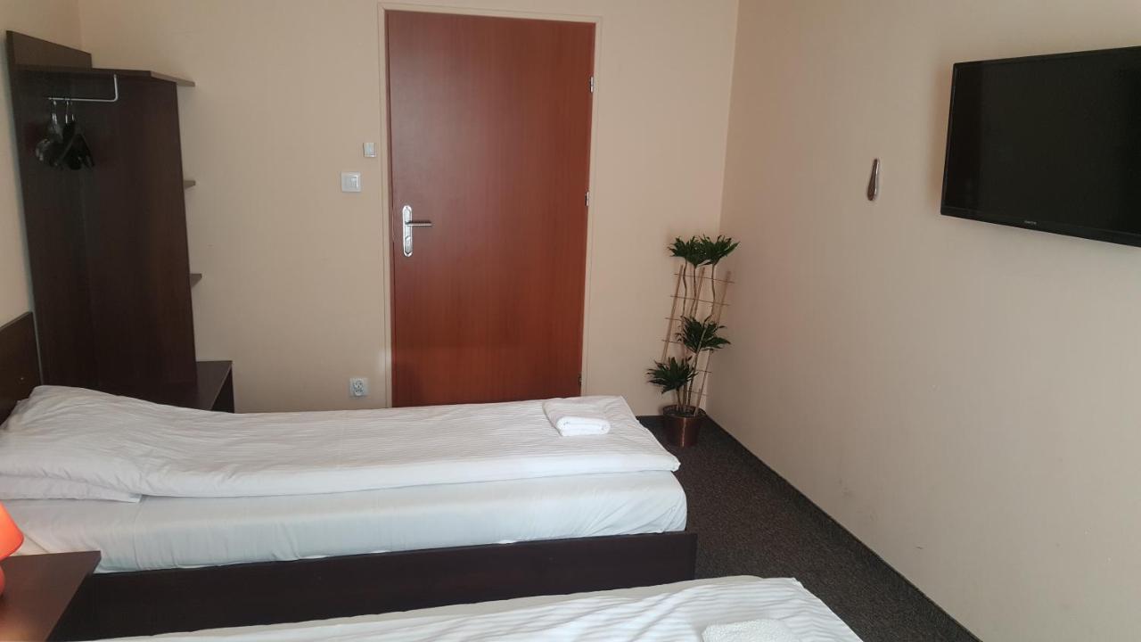 Hotelik Sj Лодз Екстериор снимка