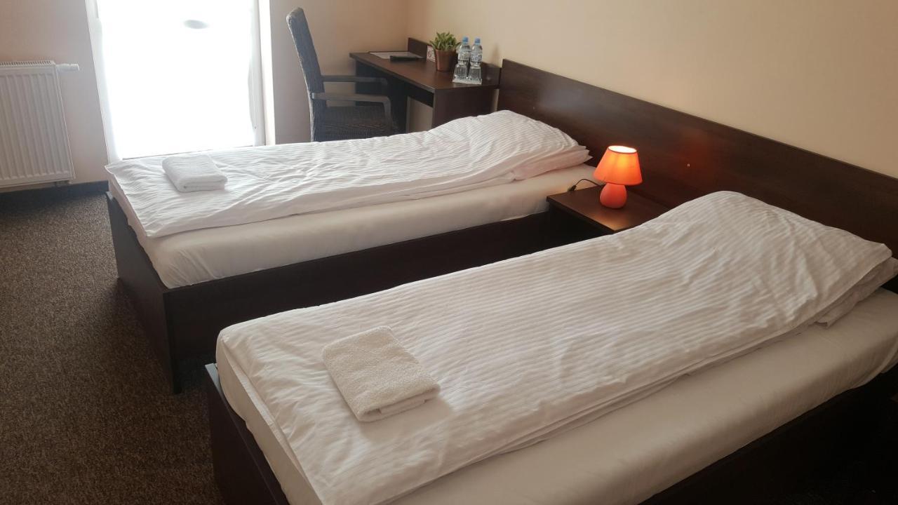 Hotelik Sj Лодз Екстериор снимка