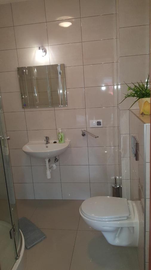 Hotelik Sj Лодз Екстериор снимка