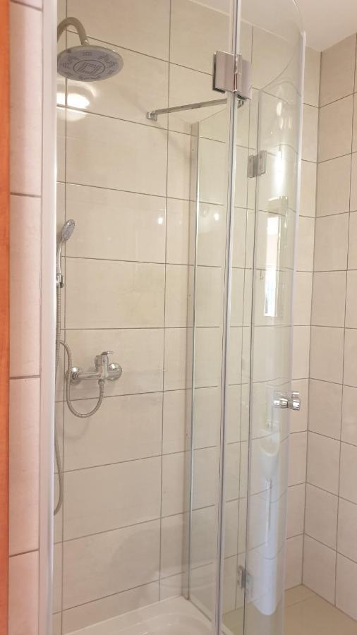 Hotelik Sj Лодз Екстериор снимка