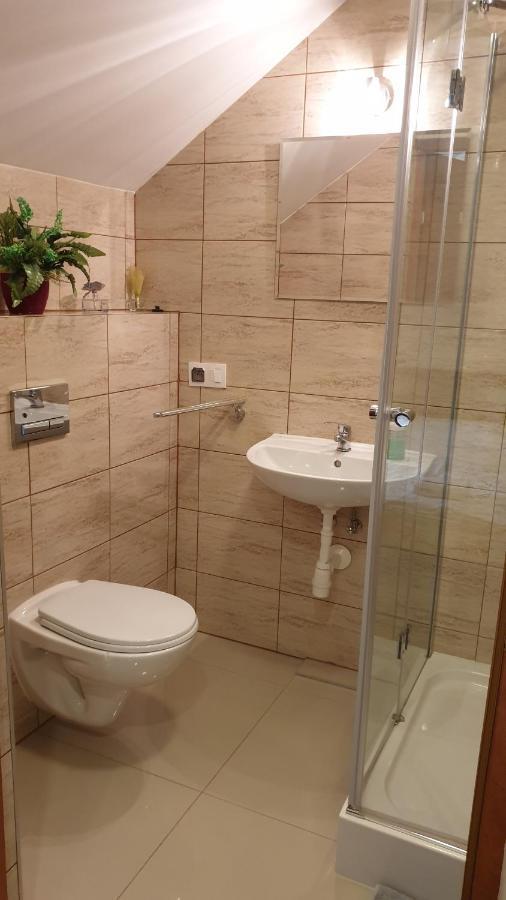 Hotelik Sj Лодз Екстериор снимка