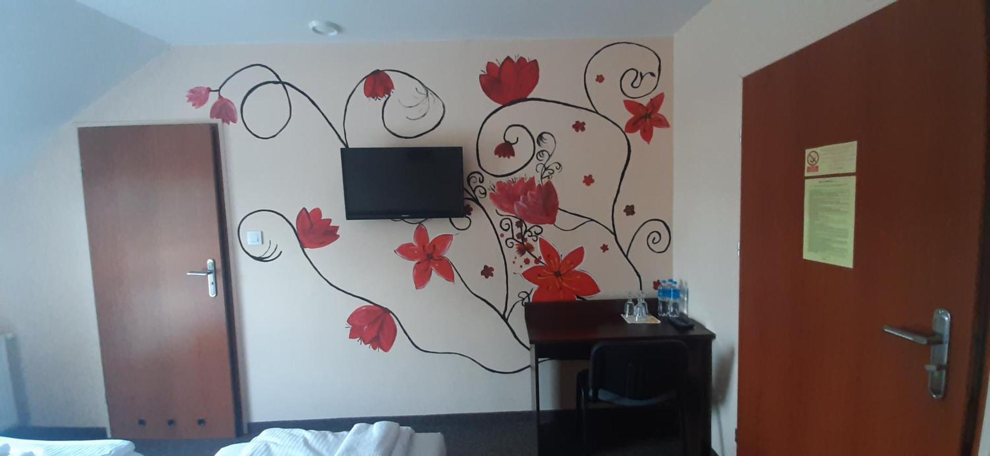 Hotelik Sj Лодз Екстериор снимка