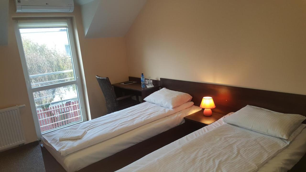 Hotelik Sj Лодз Екстериор снимка