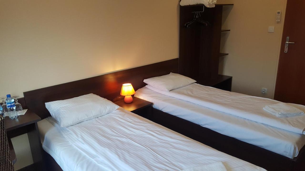 Hotelik Sj Лодз Екстериор снимка